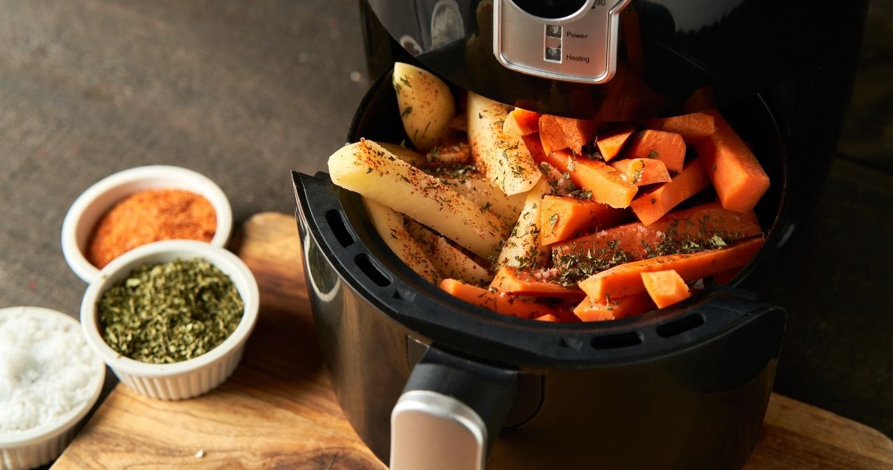 The non -fat fryer can be cleaned with baking soda /adobestock