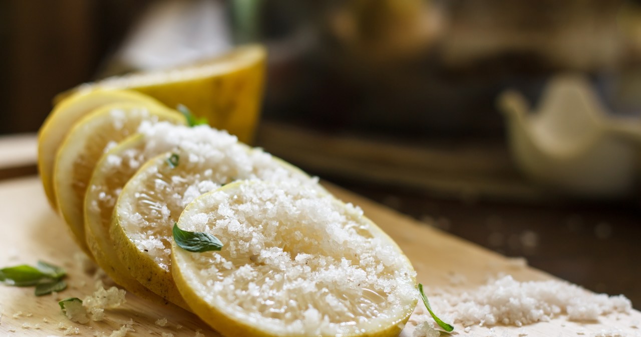 Salt and lemon will be useful not only in the kitchen. You can also use them in the bathroom /pixel