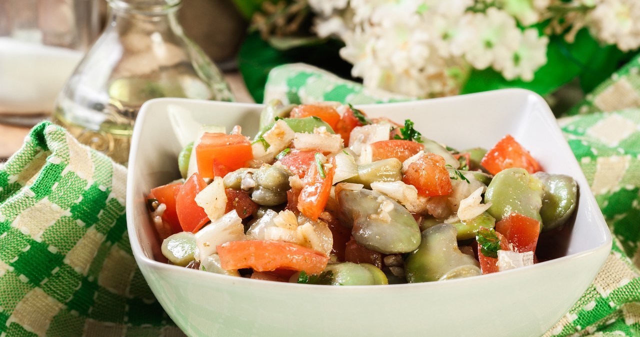 Salad with dried broad beans is a great idea for dinner /photo /123RF /PICSEL