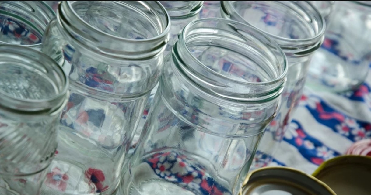 You will remove the glue from the jar so quickly. Without chemistry and scrubbing