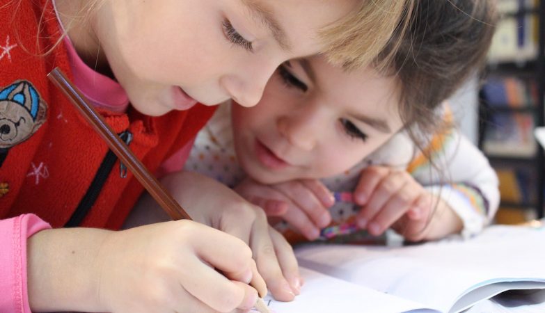 Ukrainian and Chinese children surprise at school. For Palop is all more confusing