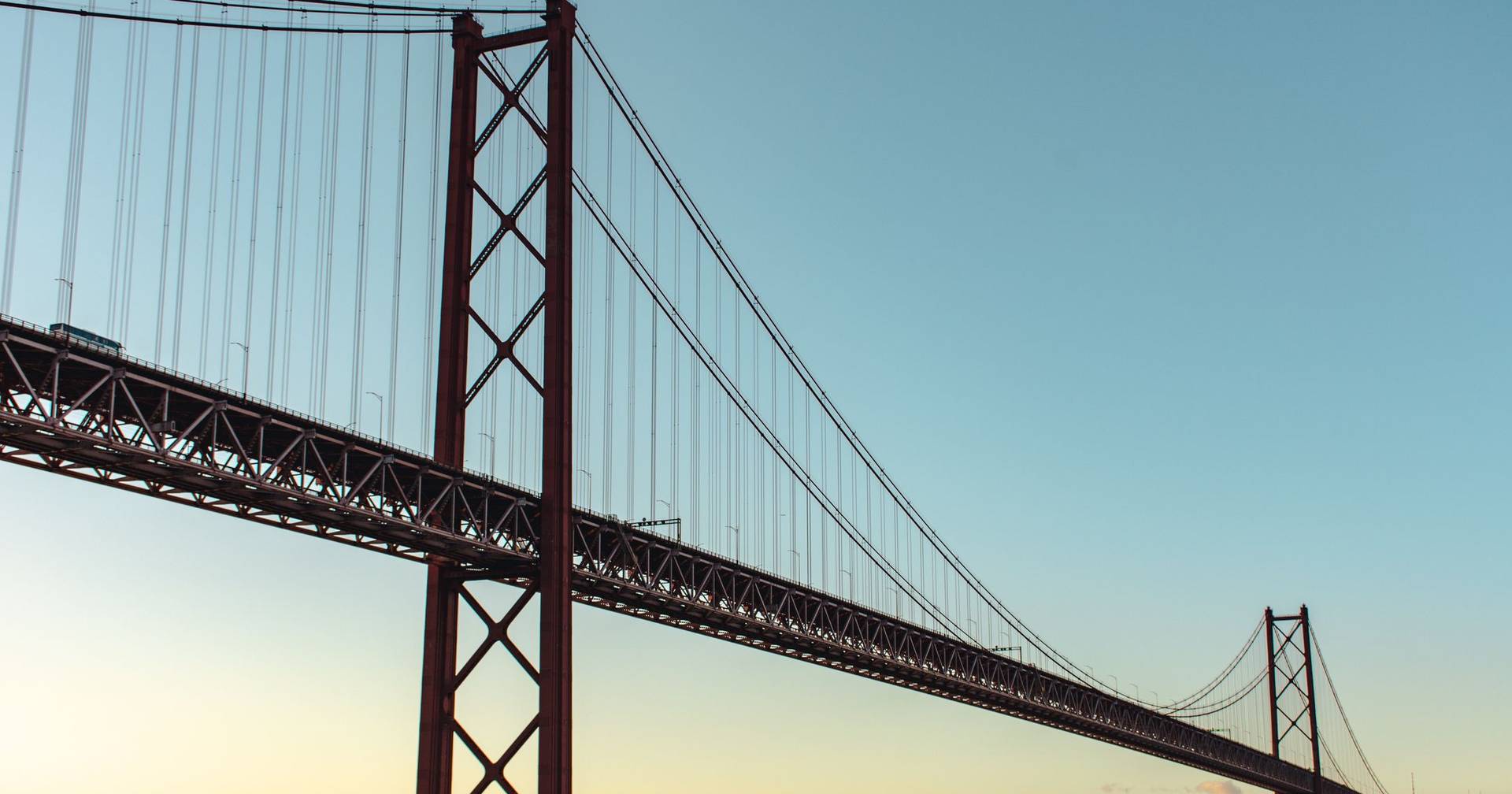 Accident on the 25 de Abril Bridge with nine vehicles makes an injured