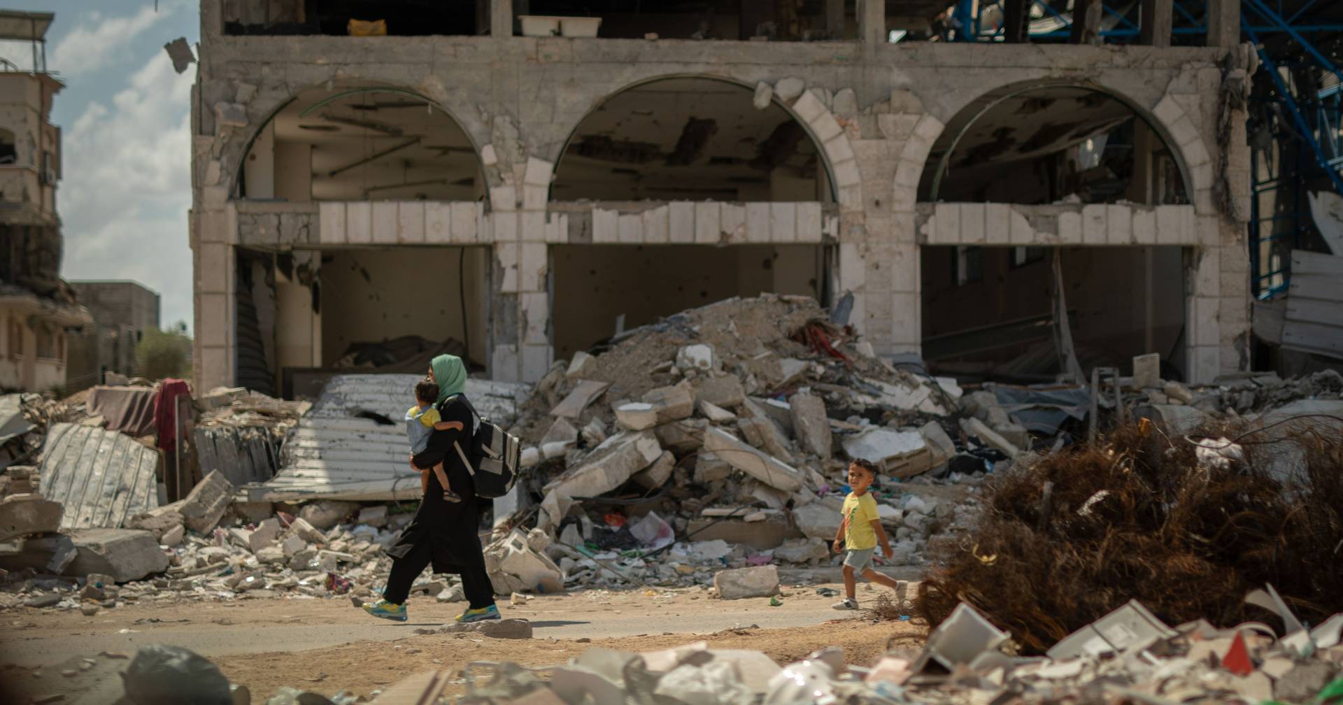 Northern Gaza: "We saw fallen bodies everywhere, the dogs were eating them"