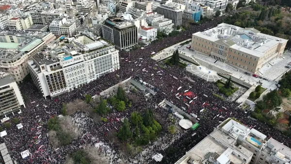 200 thousand popular against five thousand police: Athens became battlefield