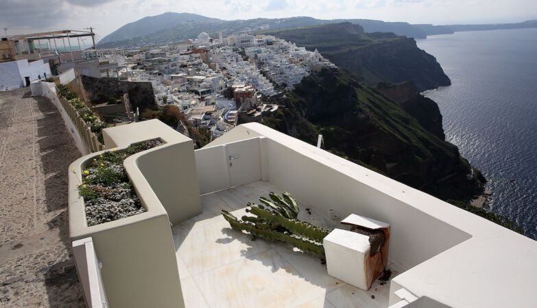 "Goodbye, Santorini". Tourists and inhabitants flee as the earthquakes intensify