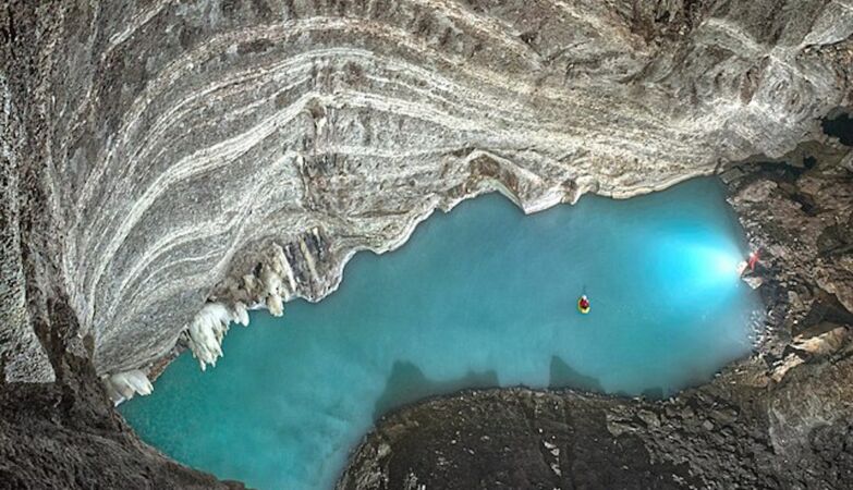 The largest underground thermal lake in the world was discovered in an abyss