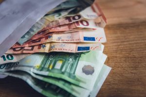 Minimum wage ranges from 551 to 2,638 euros in the EU. Portugal in the middle of the table
