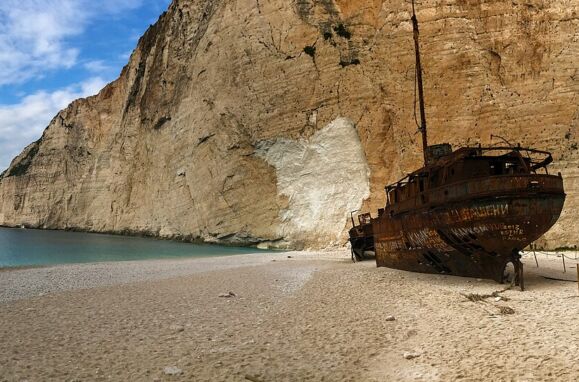 Before you die you have to go to these 10 beaches with unique "extras". Two are Portuguese