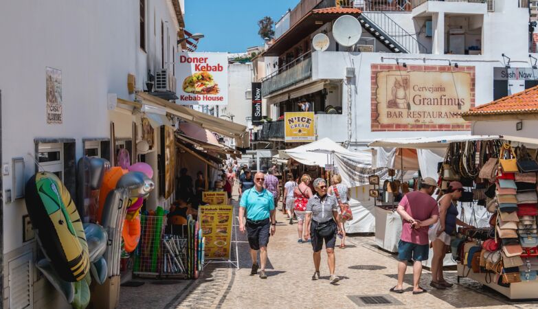 Albufeira wants to ban bikinis, bath shorts and more on the streets. Fines up to 1500 euros