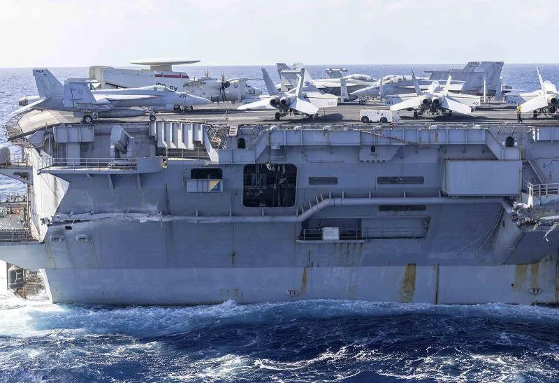 Thus was the US aircraft carrier after collision in the Mediterranean