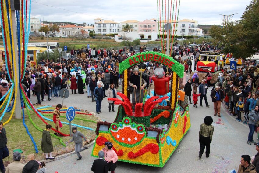 "This is Portugal". Carnival of height again fills the streets with color and joy