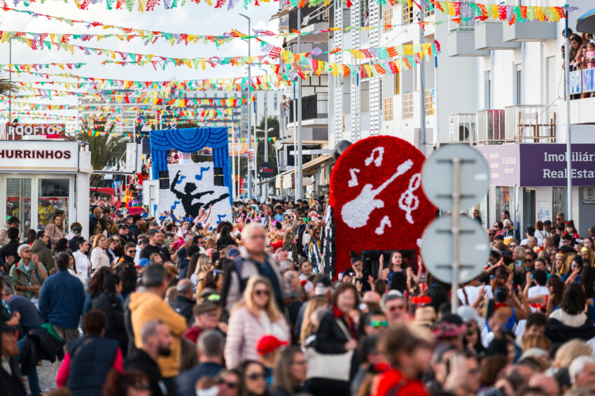 Floor parades and cars bring the magic of animated movies to the Quarteira Carnival