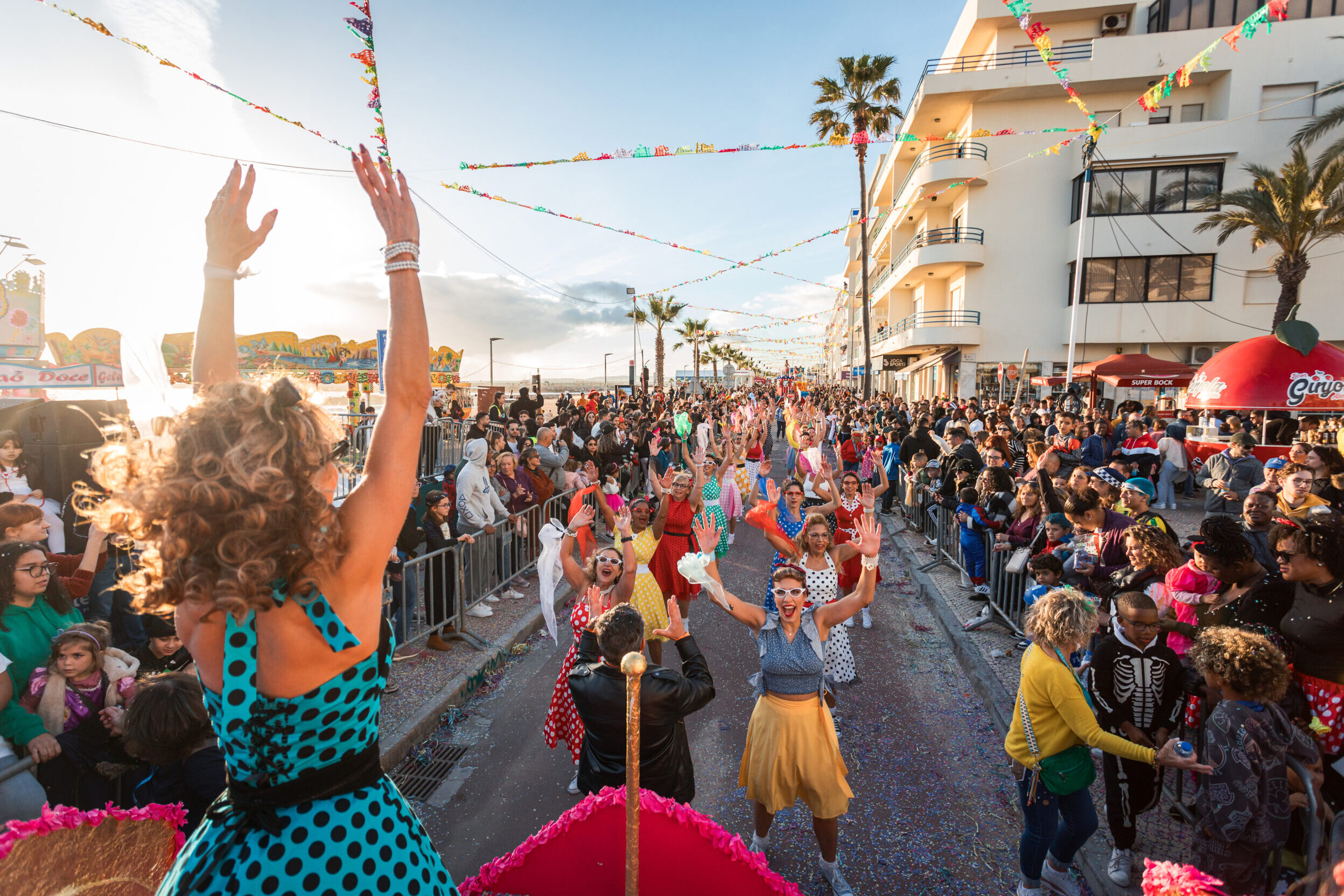 Floor parades and cars bring the magic of animated movies to the Quarteira Carnival