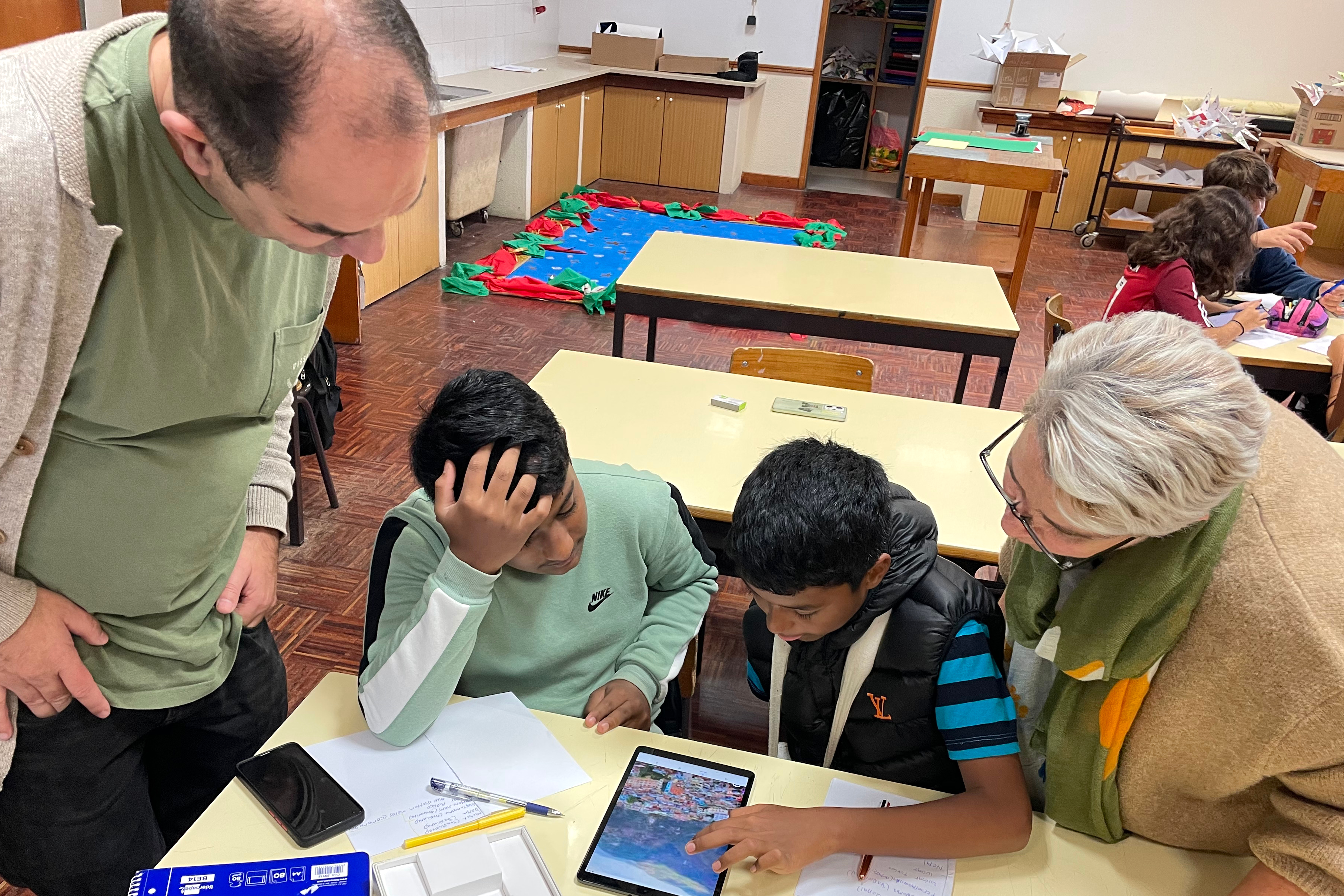 Quarteira students create tile panels to celebrate inclusion and multiculturality