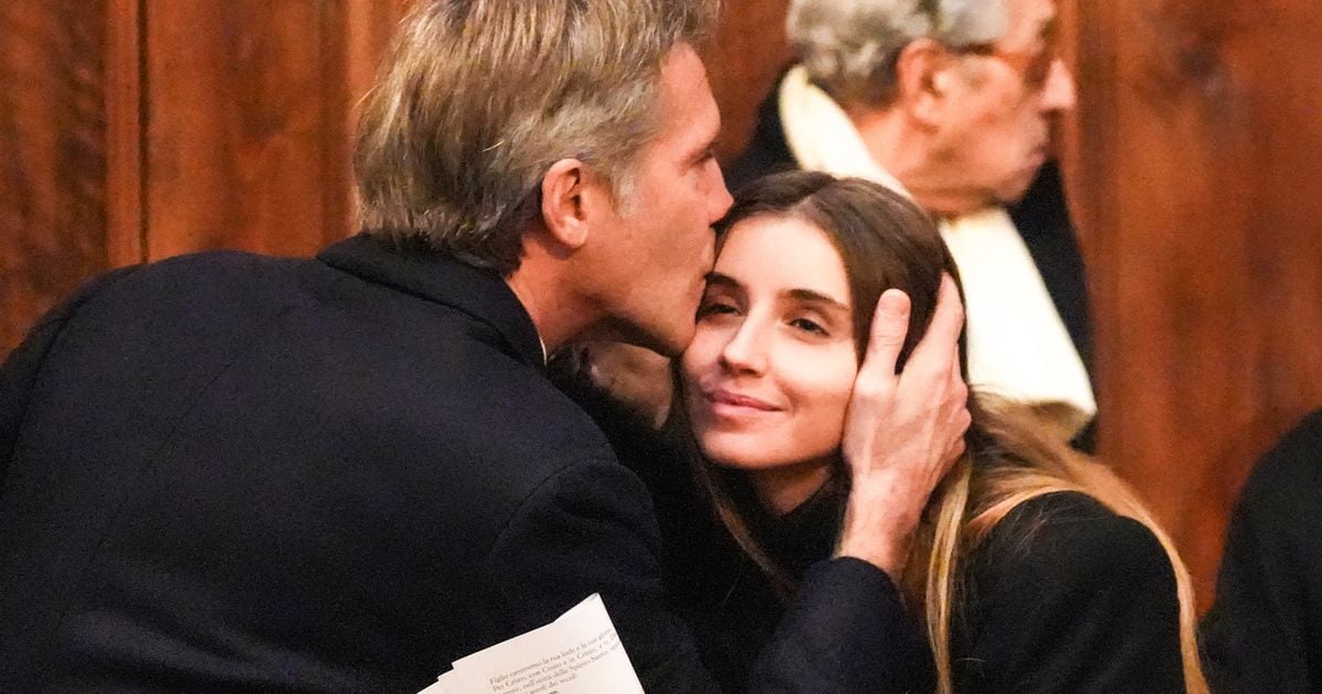 Emmanuel-Philibert de Savoie supported by his daughter Vittoria, Clotilde Courau Grande absent from a family meeting