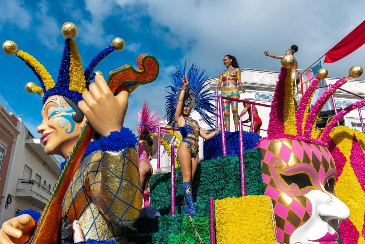 Dry and Politics highlighted at Loulé Carnival with 15 floats Dry and Politics highlighted at Loulé Carnival with 15 floats and 600 extras