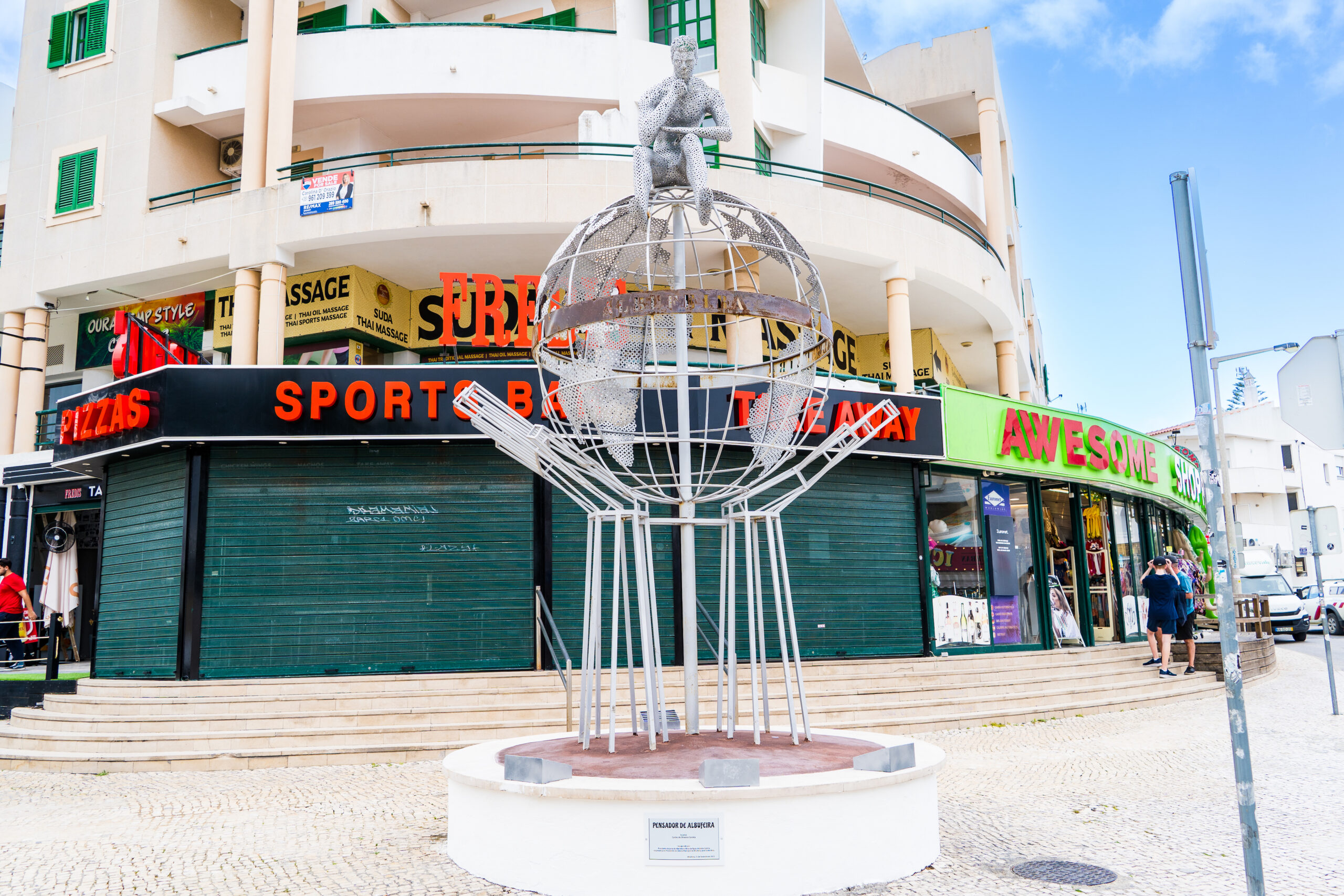 Sculpture “The Thinker of Albufeira” can already be appreciated on Avenida Sá Carneiro