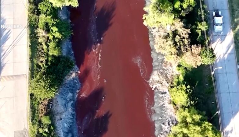 Suddenly a river in Argentina was completely red. It was already blue, green, purple and pink