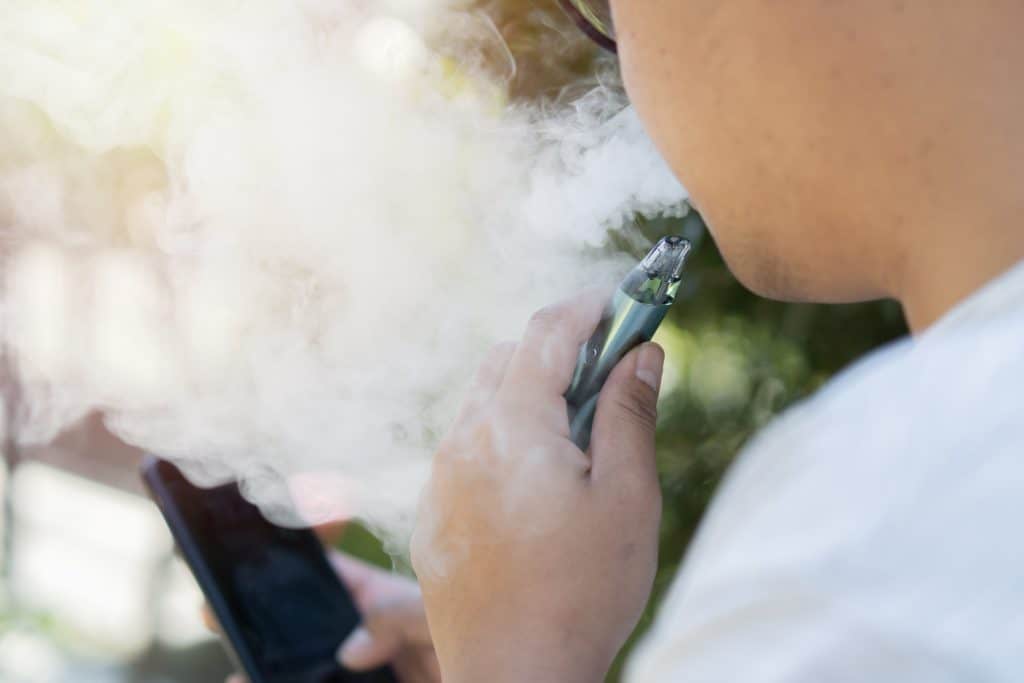 Electronic cigarette increases caries risk and alters teeth