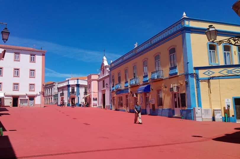 This street in the Algarve is more controversial than Rua da Ora for being painted red
