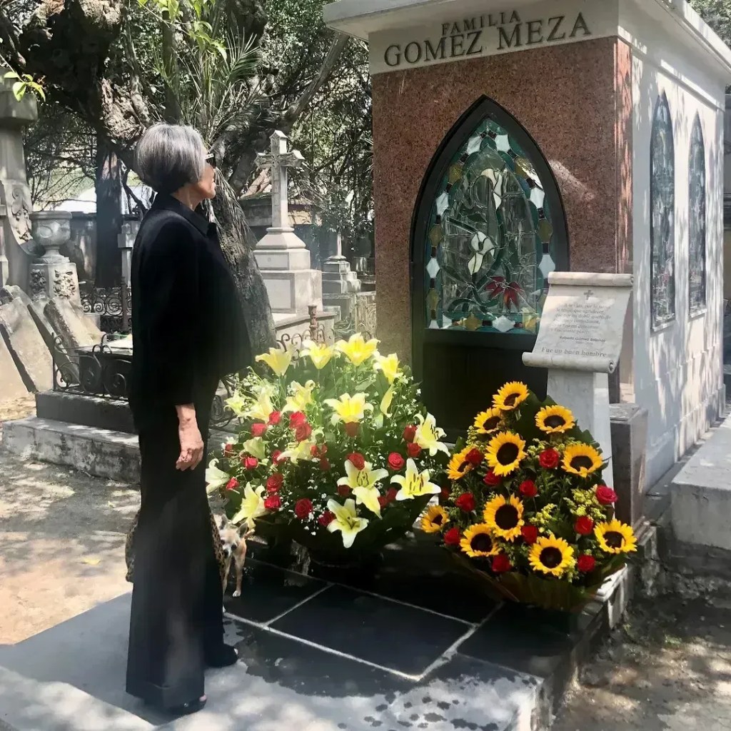 Florinda Meza visits a tomb the day that “Chaves” actor would be 96 years old