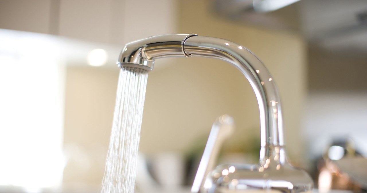 Too slowly flowing tap water may result from the clogging of the pipes. /123RF/PICSEL