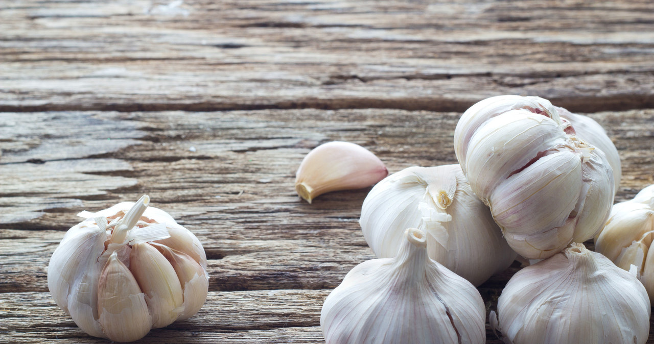 Garlic is another natural antibiotic that should be found in a spring diet. /123RF/PICSEL