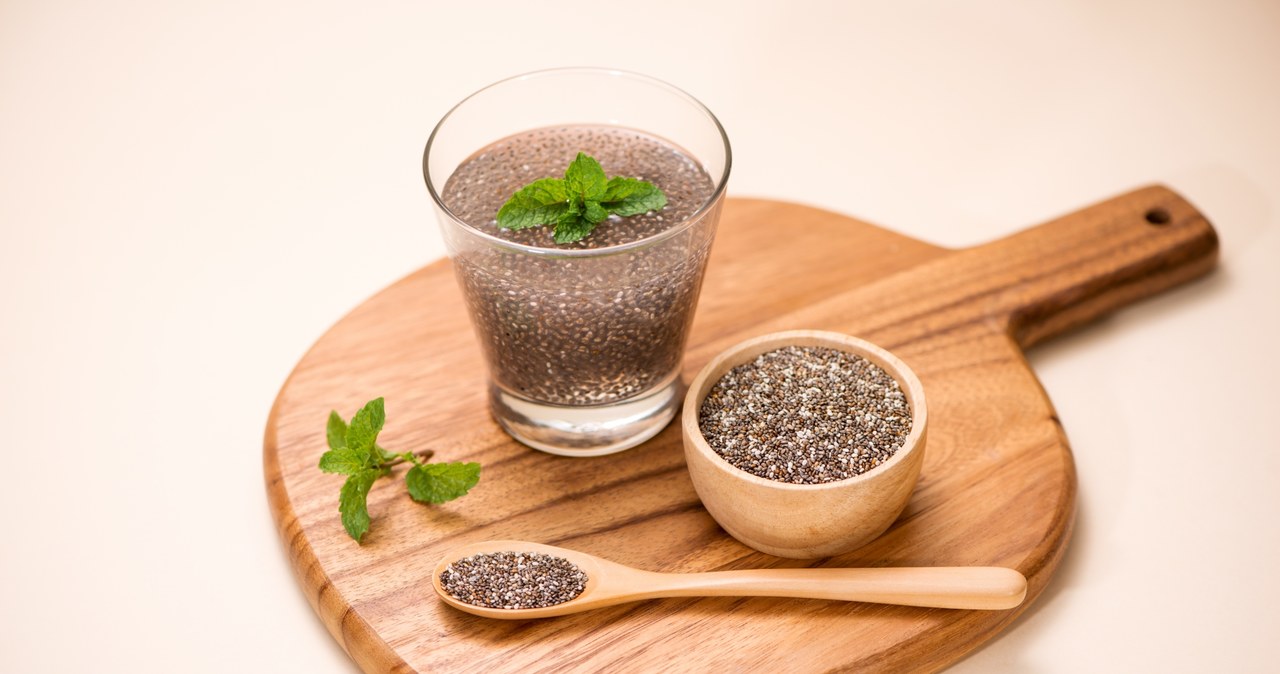 Chia seeds and linseed are an excellent mixture that is worth drinking once a day /123RF /PICSEL