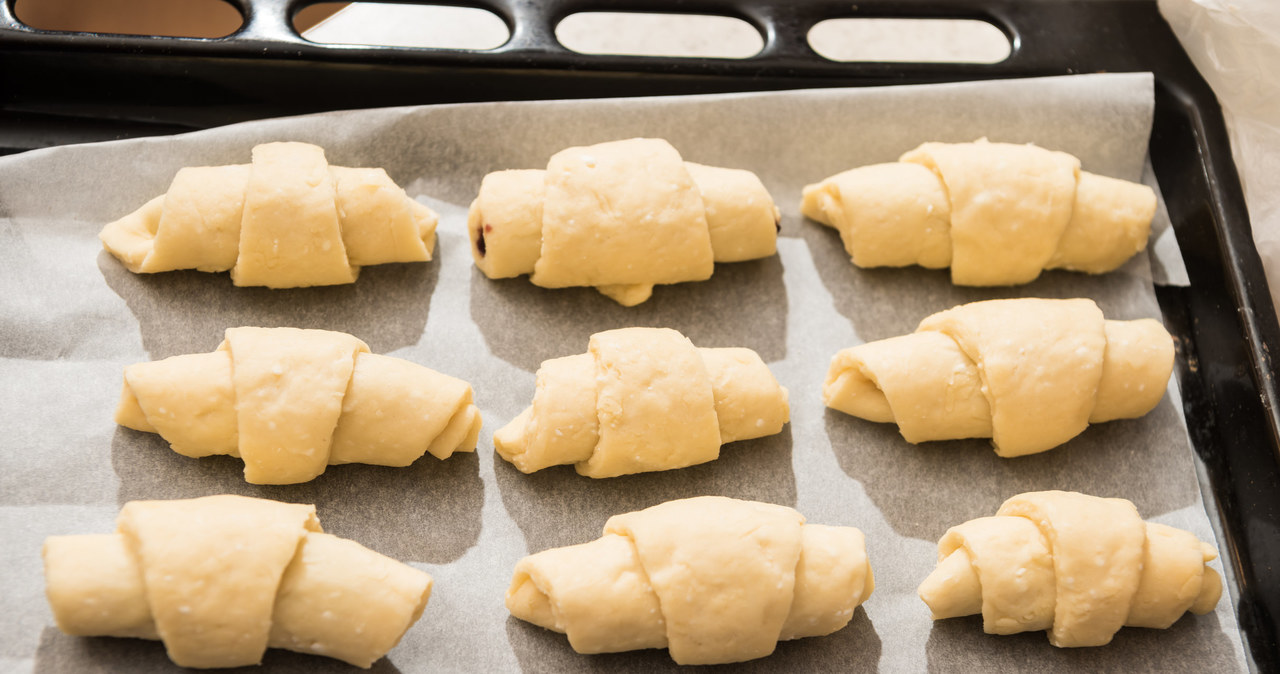 Brush the croissants before putting in the oven with a raw egg. /123RF/PICSEL