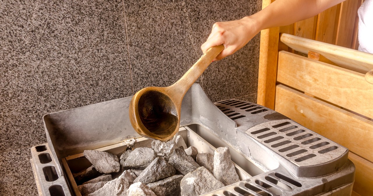 If after entering the sauna you want to pour stones with water or use essential oils, ask other users if they don't mind /123RF /PICSEL