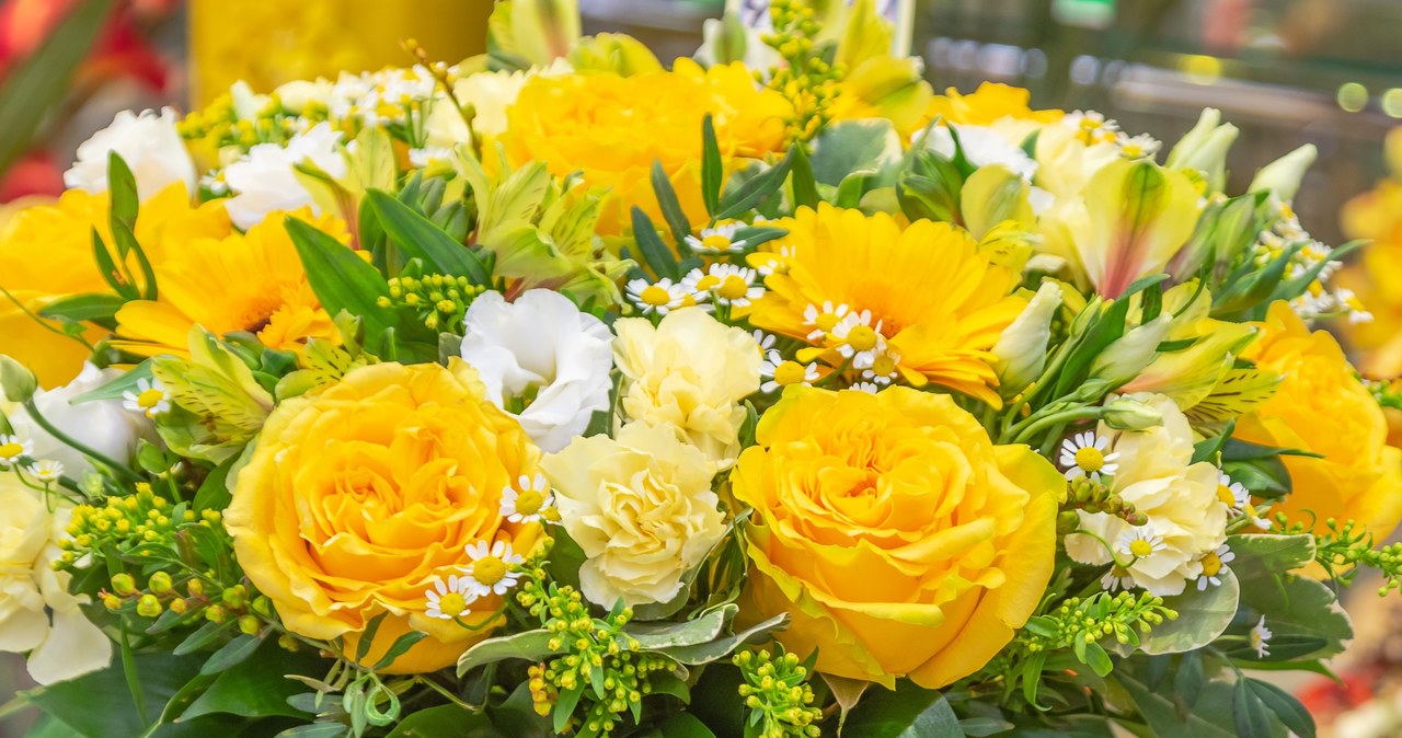Yellow roses look beautiful, but it's better not to hand them to Women's Day. /123RF/PICSEL