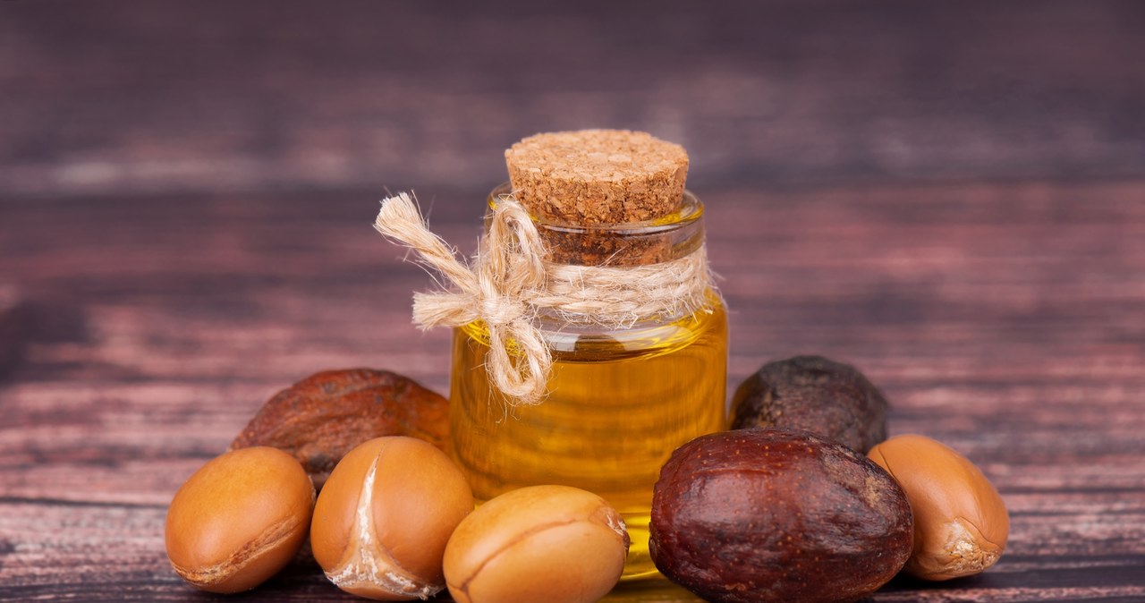 Argan oil is very popular in Morocco. The women there regularly apply it to both hair and face or body /123RF /PICSEL