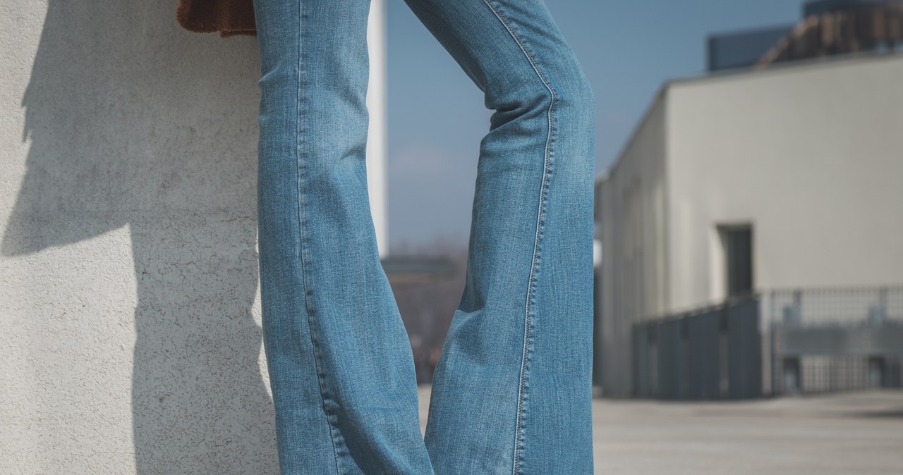 In the spring of 2025, the most hit model of pants will be jeans with extended legs /123RF /PICSEL