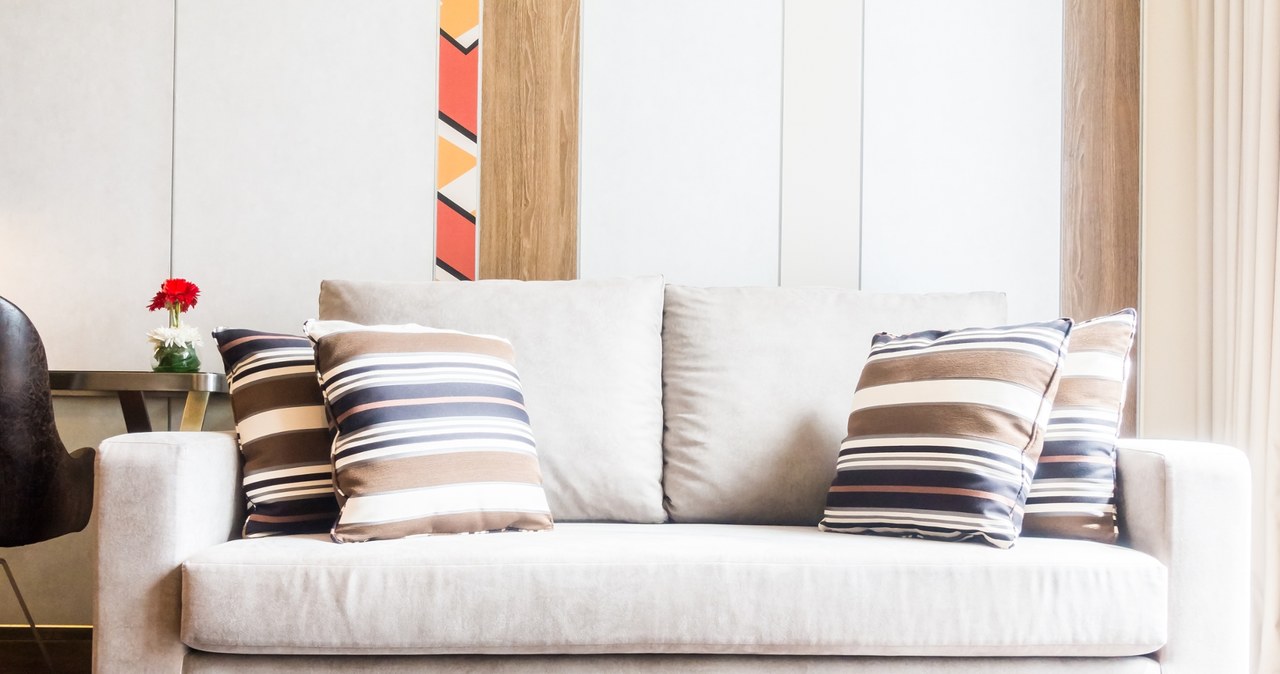 Textiles and accessories are a simple way to introduce fashionable stripes into the interior. /Pixel