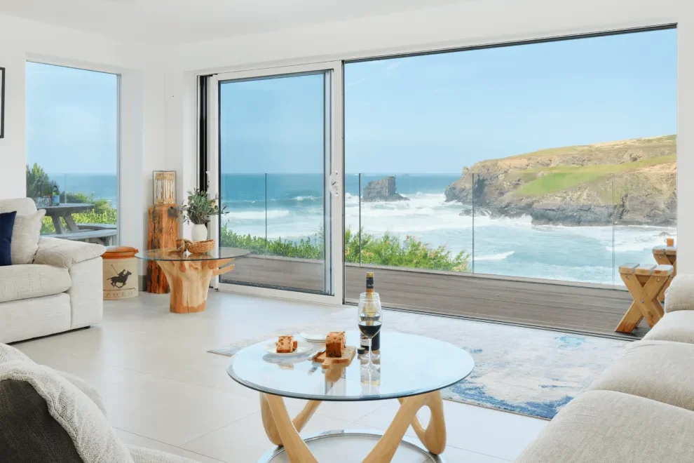 Live in a house overlooking the sea? Here you can buy a house like this for 30,000 €