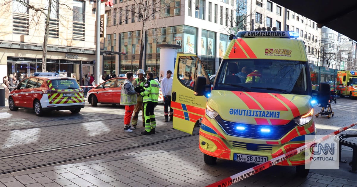 Car advances over the crowd in Mannheim. There is at least one dead man