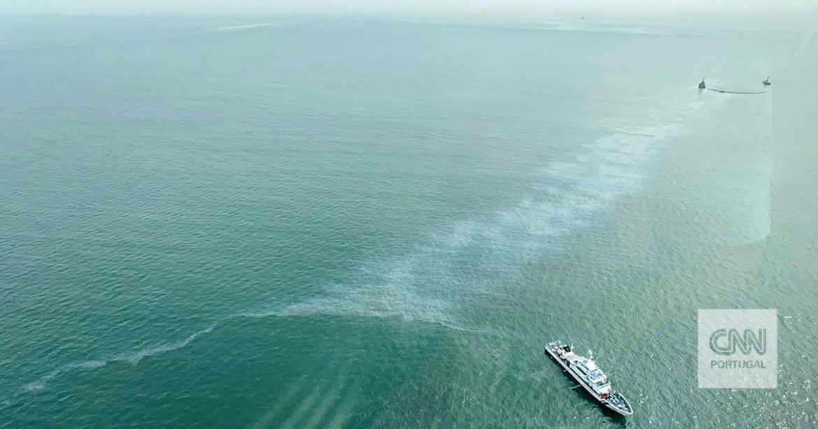 Petroleiro and cargo ship collide off the coast of England Petroleiro and cargo ship collide off the coast of England