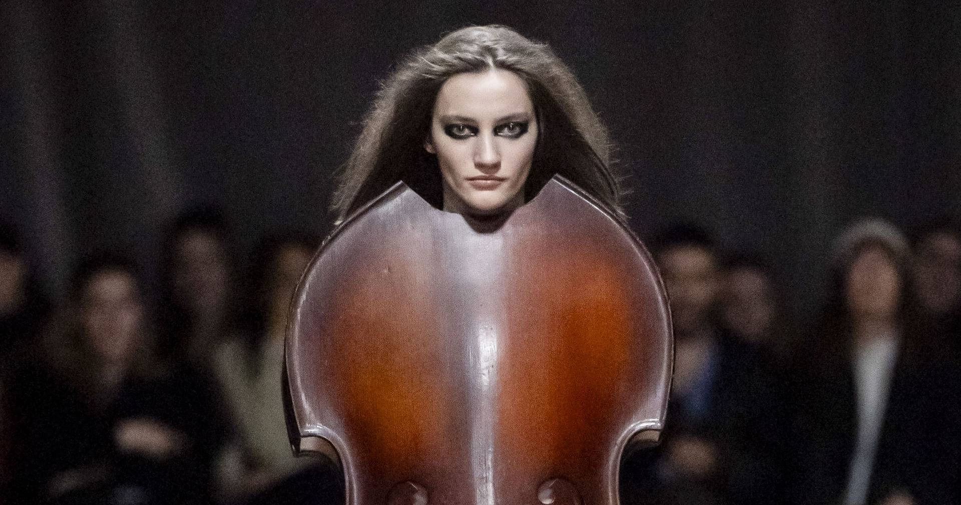 A violoncelo dress and not only: the parade that gave to talk about Paris fashion week