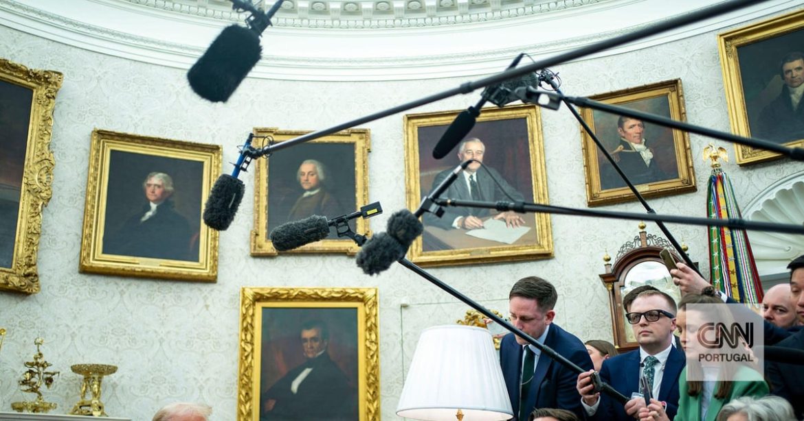 Gold everywhere: Trump turned the oval room in his home
