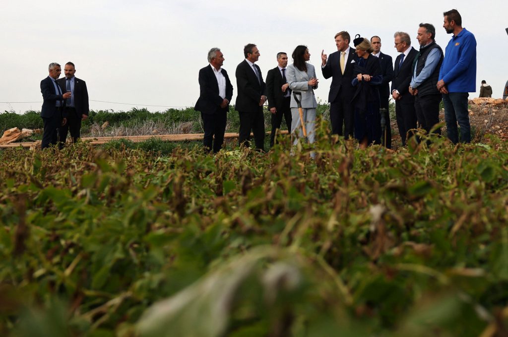 The Royal Couple of the Netherlands asked to see the Cyprus potatoes close