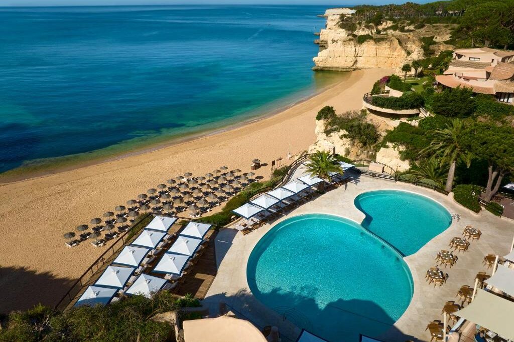 Find out what the “barefoot luxury” is that the Spaniards say exist in the Algarve