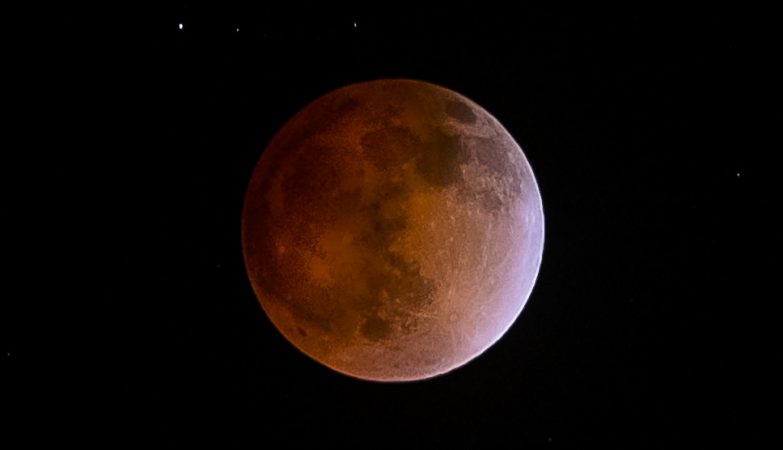 Total Eclipse of the Visible Moon in Portugal. Colombo deceived indigenous people with a similar phenomenon