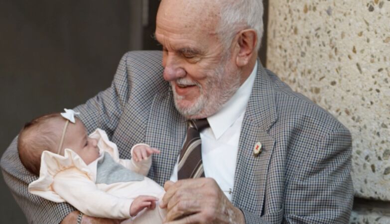 “The Man of the Golden Arm” died: it saved more than 2.4 million children