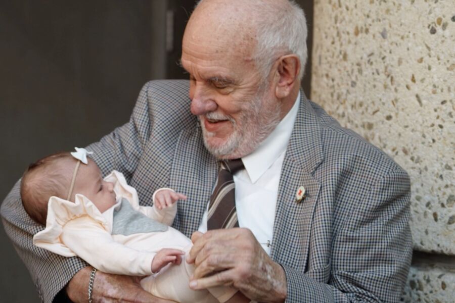 “The Man of the Golden Arm” died: it saved more than 2.4 million children