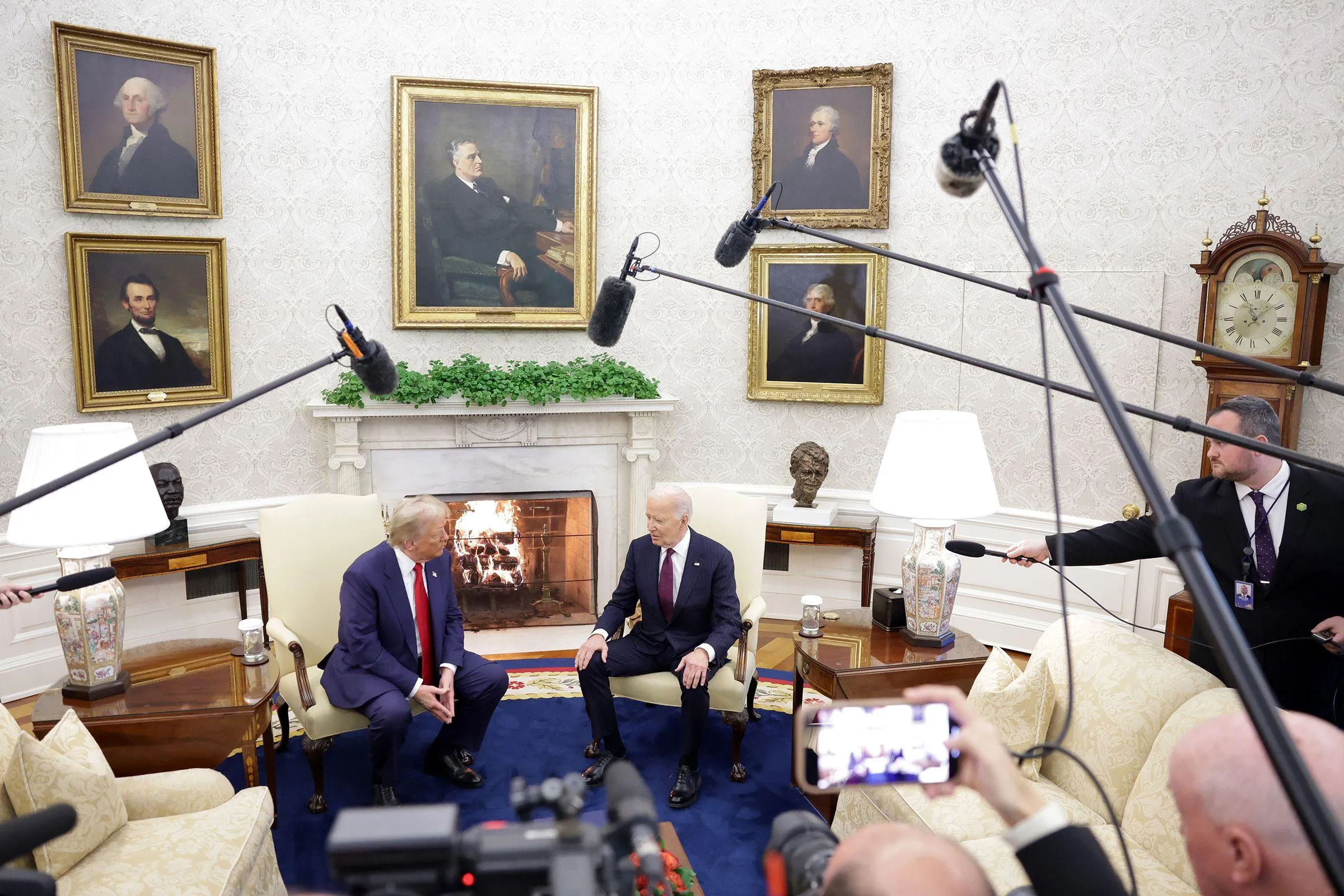 Gold everywhere: Trump turned the oval room in his home