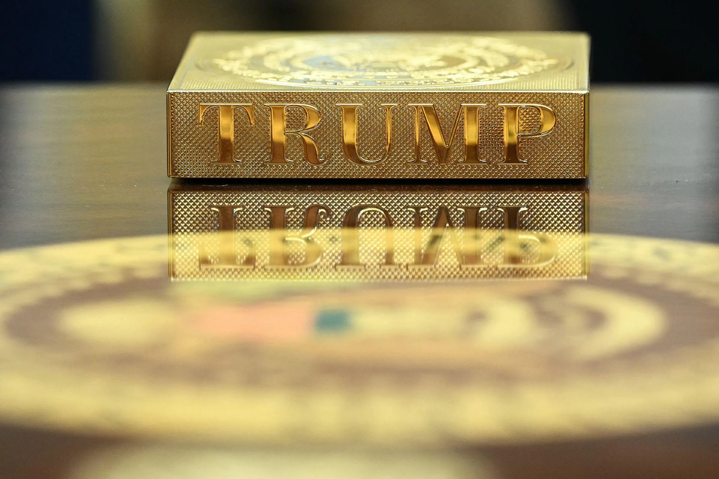 Gold everywhere: Trump turned the oval room in his home