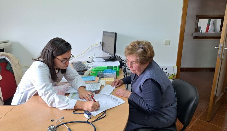 For 5 euros, Mariana gives consultations to those who do not have a family doctor in her village