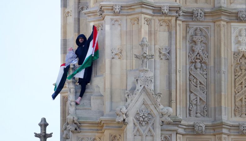 Climbed the Big Ben barefoot tower and was up there for 16 hours by Palestine