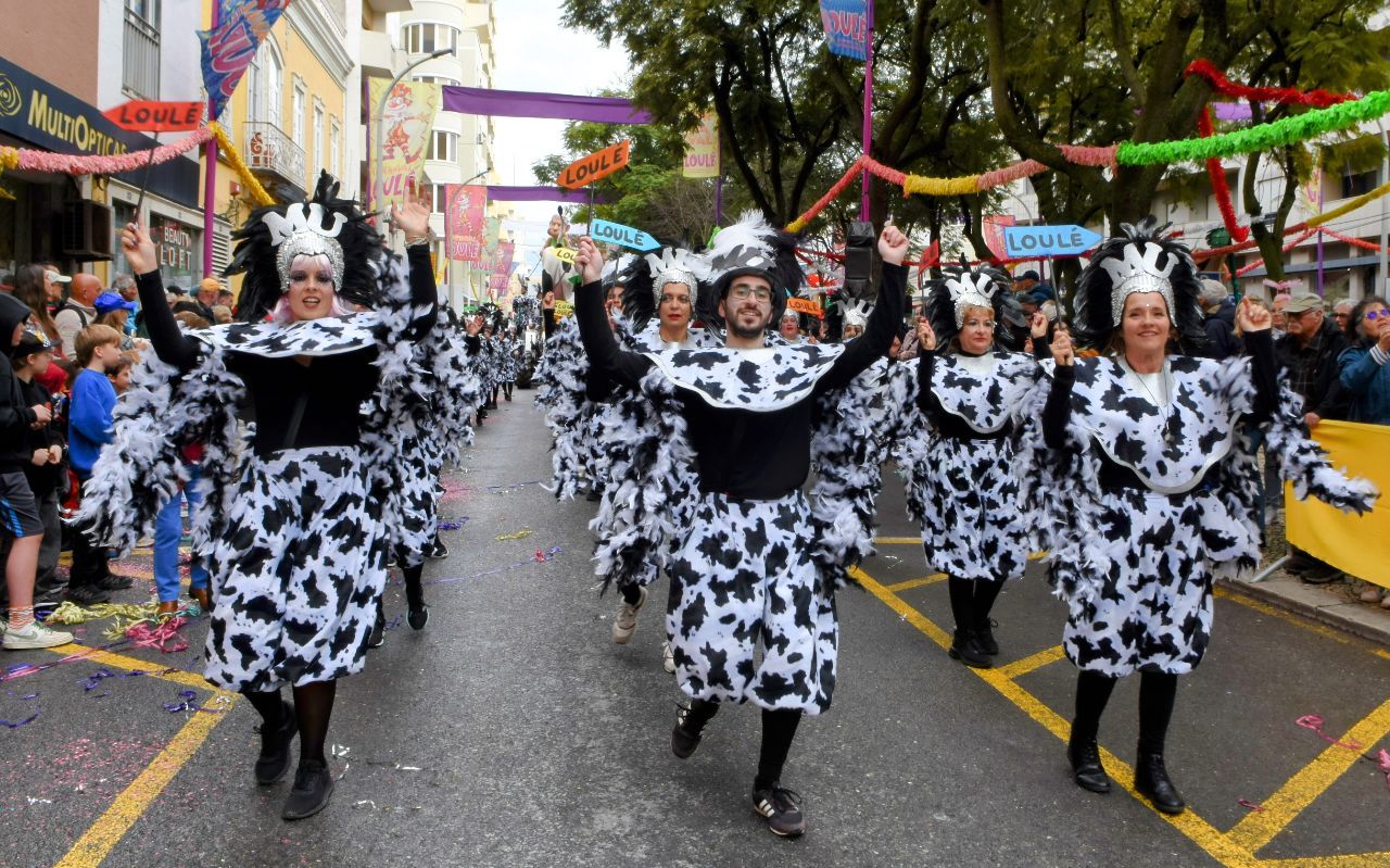 Loulé Carnival takes 10,000 people to Avenida José da Costa Mealha on the second day of the party