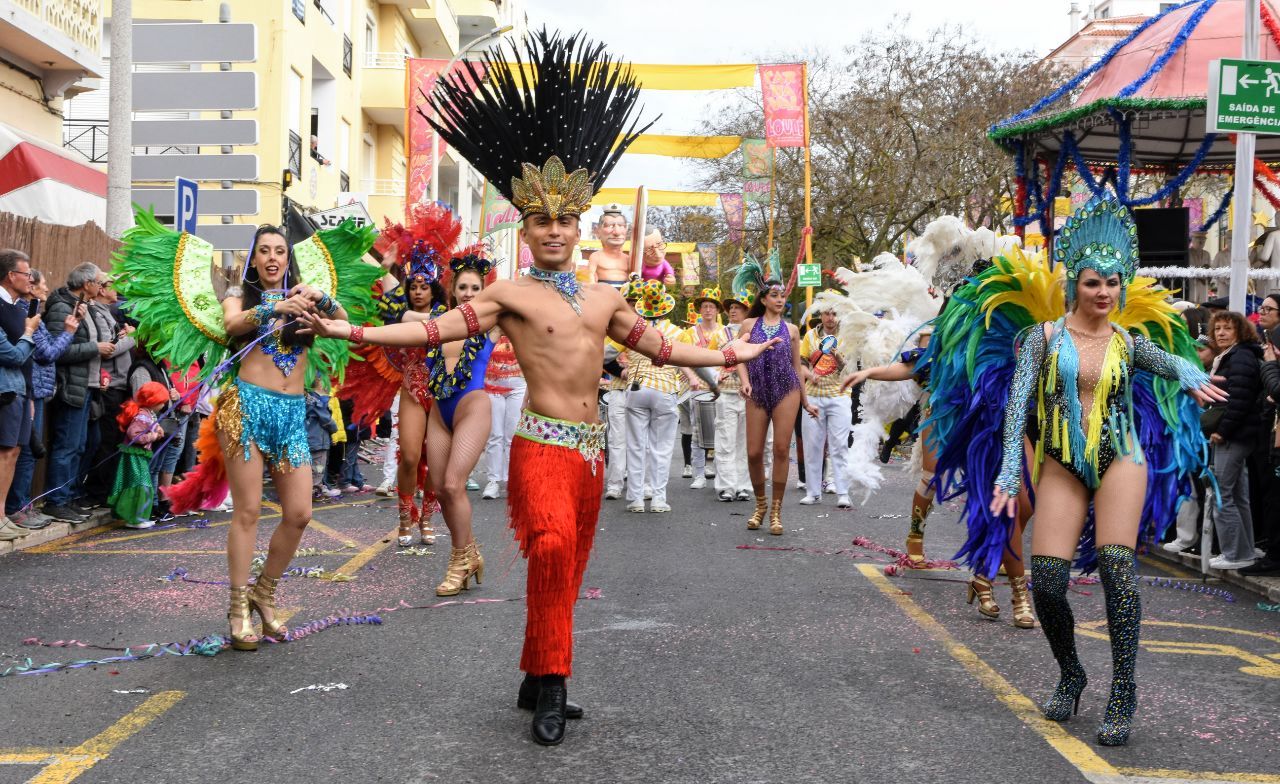 Loulé Carnival takes 10,000 people to Avenida José da Costa Mealha on the second day of the party